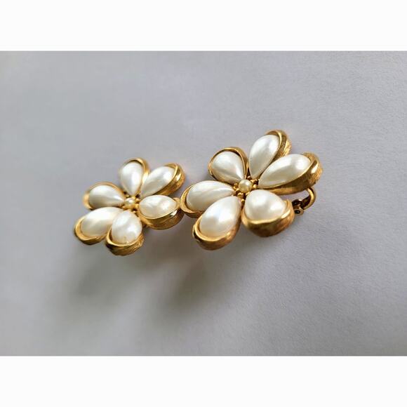 Vintage Crown Trifari 50s 60s Milk Glass Flower Earrings Clip On - Picture 2 of 8